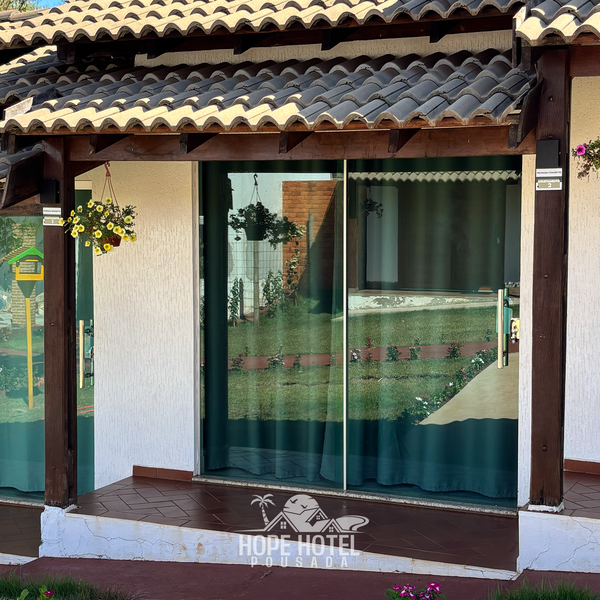 Foto da Suíte Luxo com cama king e vista.